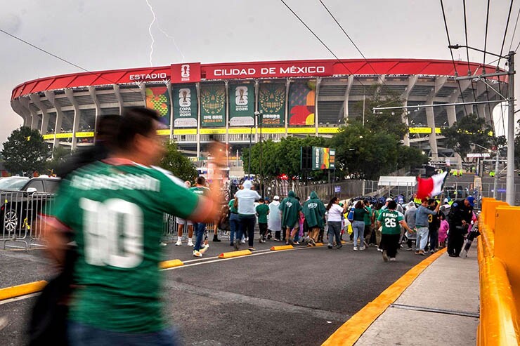 Mưa lớn và sét khiến trận đấu giữa Mexico và Anh bị hoãn ít nhất 1 tiếng