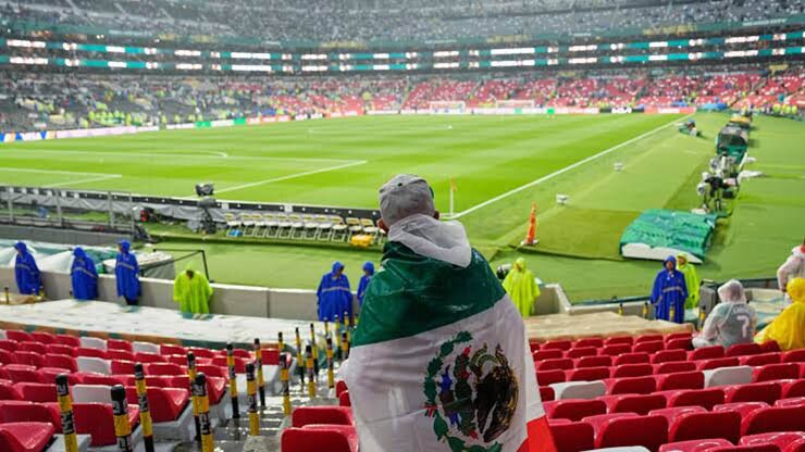 Sân Azteca ướt sũng vì mưa lớn