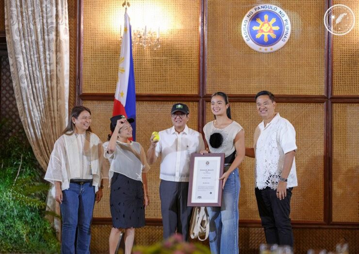 Tổng thống Ferdinand Marcos Junior trao bằng khen danh dự cho Alex Eala và nhận lại mũ, bóng quần vợt có chữ ký của cô tại buổi lễ đón tiếp ở Cung điện Malacanang ngày 13/7/2026.