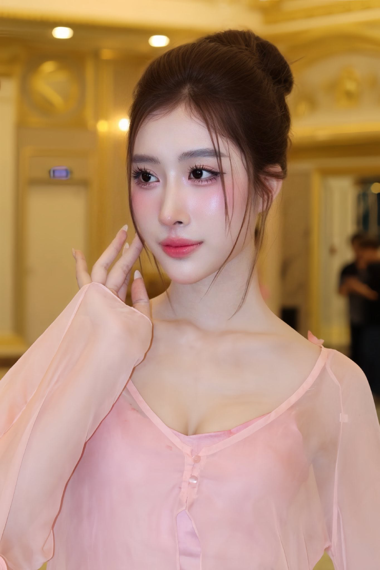 Nhan sắc người đẹp từng thi Miss World, chiếm trọn ánh nhìn ở Nóng cùng World Cup - 6