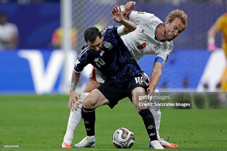 Trước thế trận này, ngay cả những ngôi sao tấn công như Harry Kane, Lionel Messi phải lùi sâu tìm bóng thay vì làm nhiệm vụ ghi bàn quen thuộc