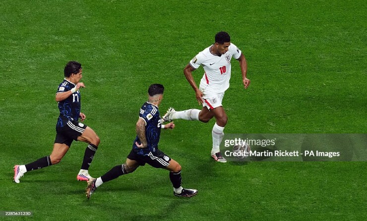 Có ít nhất 2 tình huống, ĐT Anh được hưởng quả đá phạt ở vị trí thuận lợi sau khi Bellingham bị phạm lỗi