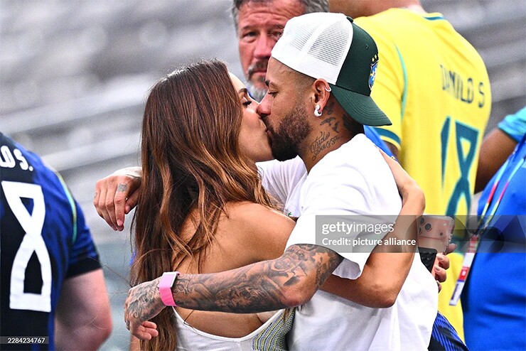 Neymar thân mật với Bruna Biancardi sau trận đấu