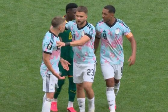 Tielemans và Trossard suýt nữa tẩn nhau ngay trên sân trong hiệp hai