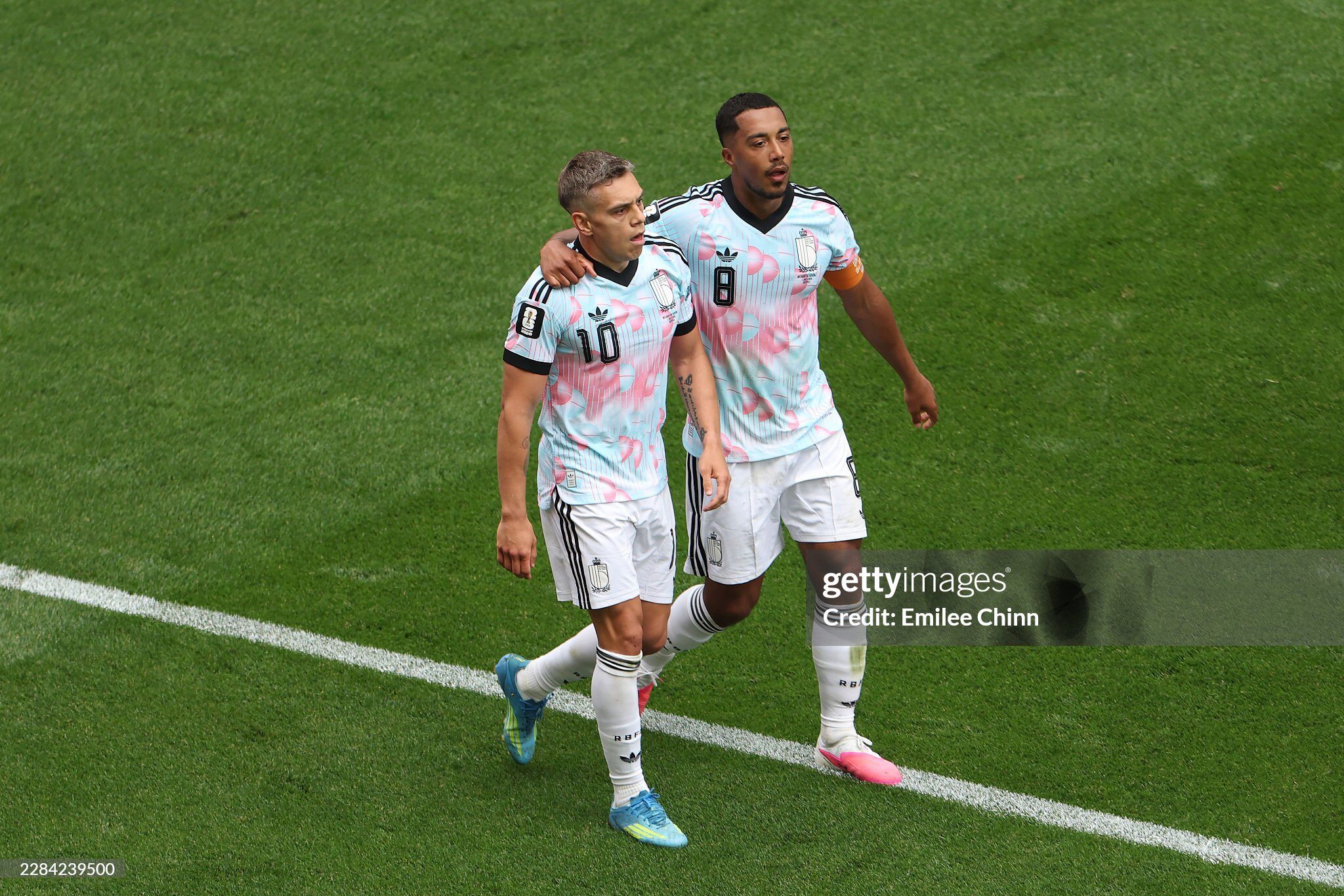 Trossard (số 10) kiến tạo cho Tielemans (số 8) ghi bàn gỡ hòa 2-2 ở phút 89
