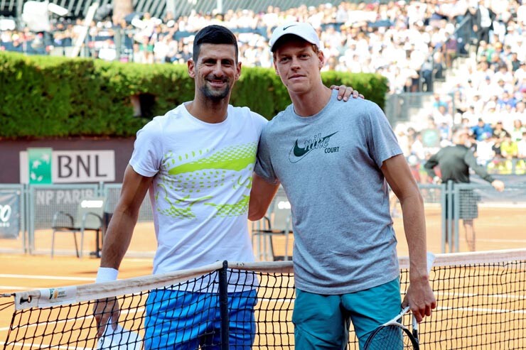 Djokovic (bên trái) và Sinner