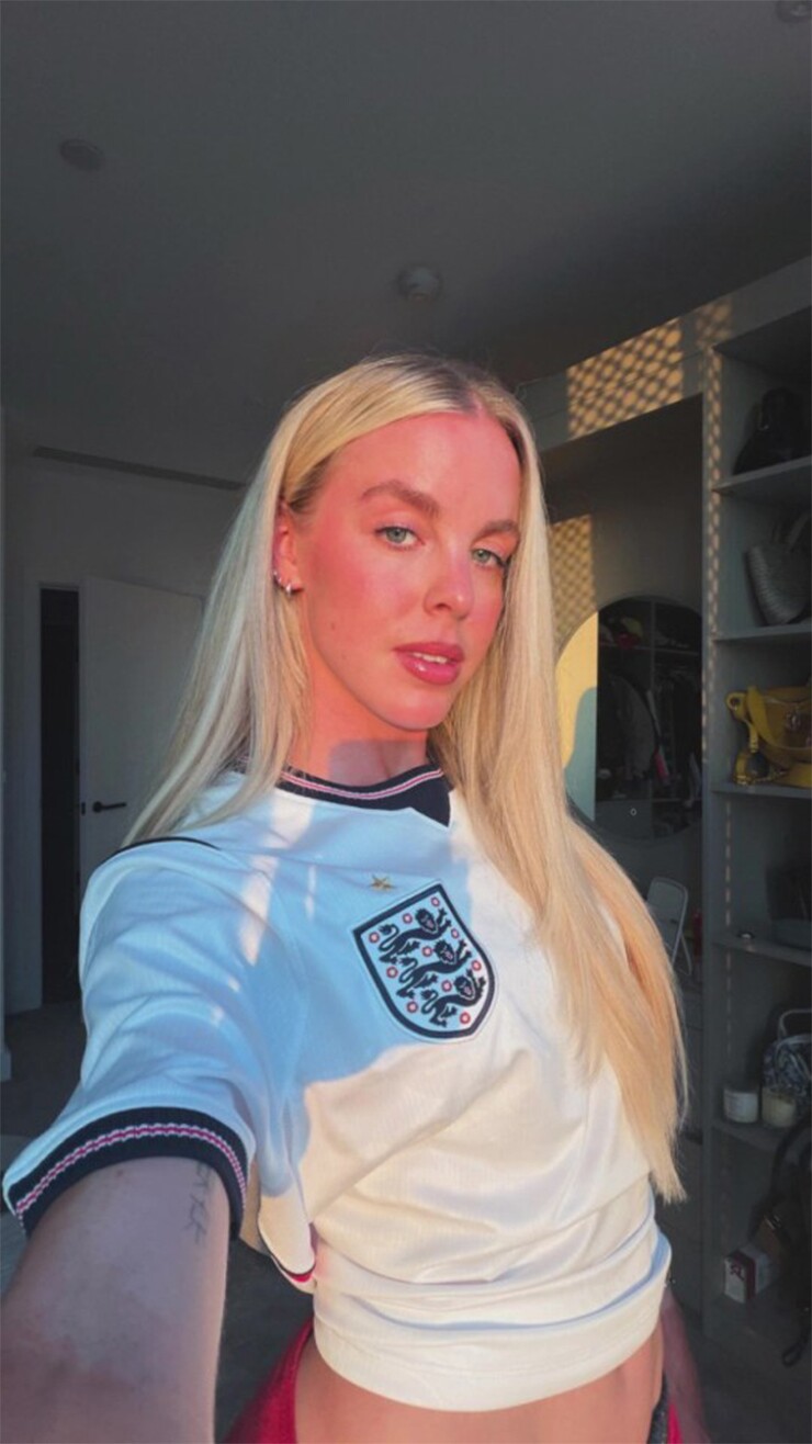 Keely Hodgkinson khoe ảnh selfie trong trang phục tuyển Anh để cổ vũ "Tam sư