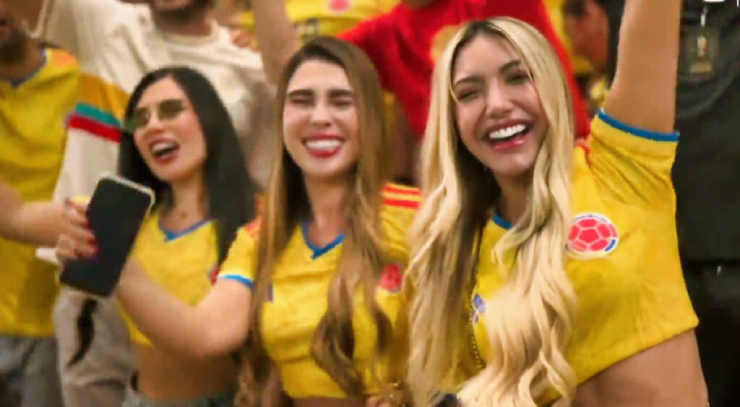 Fan Colombia trong đó có Jeni Vega (ngoài cùng bên phải) cũng tạo hiệu ứng đặc biệt tại World Cup