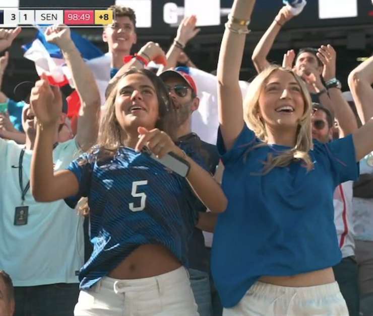 2 nữ fan người Pháp gây sốt World Cup 2026