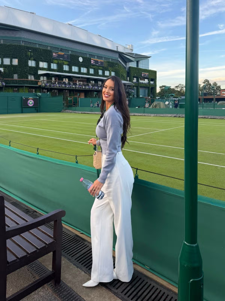 "Mỹ nhân gợi cảm nhất tennis" so kè vẻ đẹp với Bouchard làm "náo loạn" Wimbledon - 5