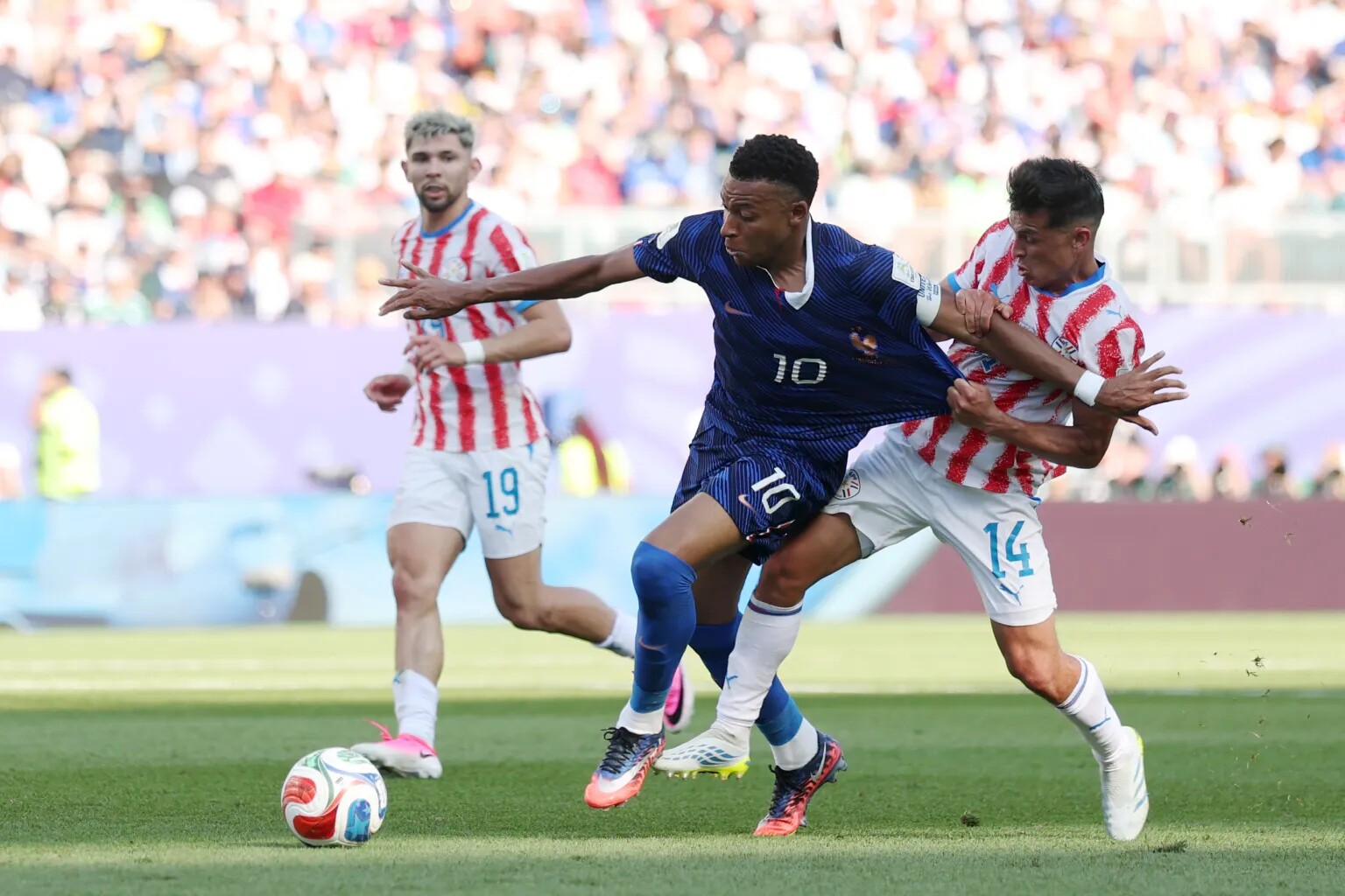 Mbappe liên tục bị đối thủ chơi xấu trong cuộc đối đầu với Paraguay