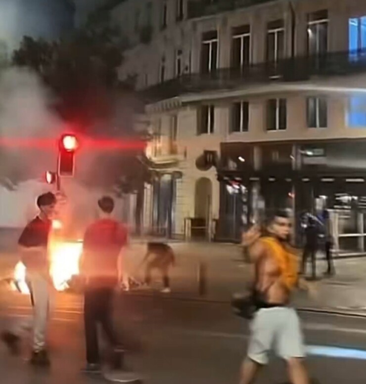 Paris và Lyon chìm trong hỗn loạn sau tiếng còi mãn cuộc