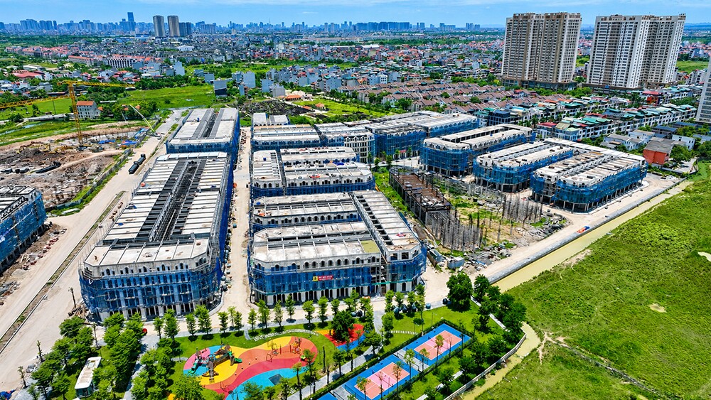 Giữa làn sóng tái thiết và chỉnh trang đô thị, ngày càng nhiều gia đình đông người ở Hà Nội bắt đầu từ bỏ ý định mua nhà ngõ hay nhà phố đơn lẻ để chuyển sang tìm kiếm nhà phố trong các khu đô thị được quy hoạch đồng bộ.