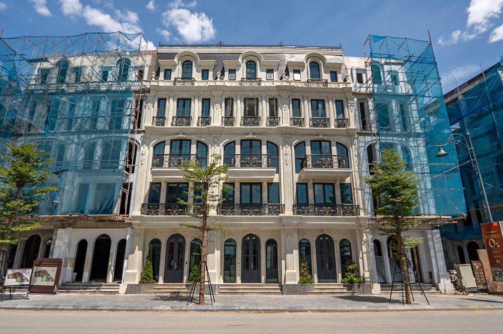 Noble Palace Tay Thang Long WorldHotels Residences kết nối gần với 5 tuyến đường huyết mạch bao gồm đại lộ Tây Thăng Long, Vành đai 3,5 và 4, Quốc lộ 32 và có đường nối đường Hoàng Quốc Việt kéo dài chạy xuyên tâm, cách Hồ Tây chỉ 15 phút.