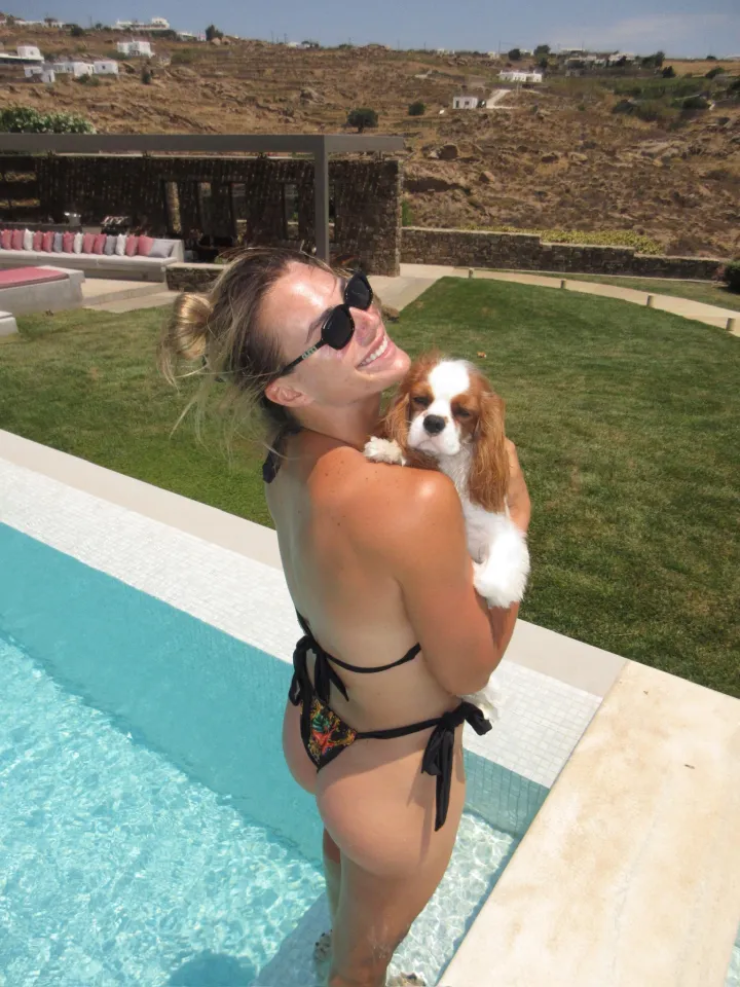 Sabalenka mặc bikini khoe dáng bốc lửa, quấn quýt bên người đàn ông cơ bắp - 3