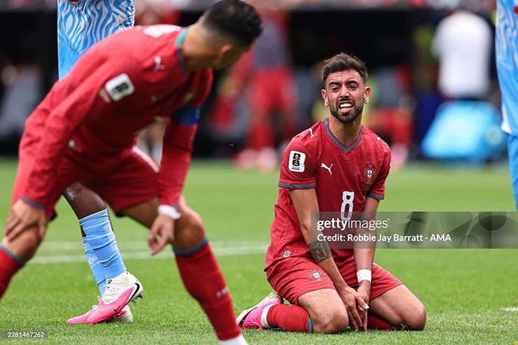 Fernandes hứng trọn chỉ trích từ các fan Ronaldo