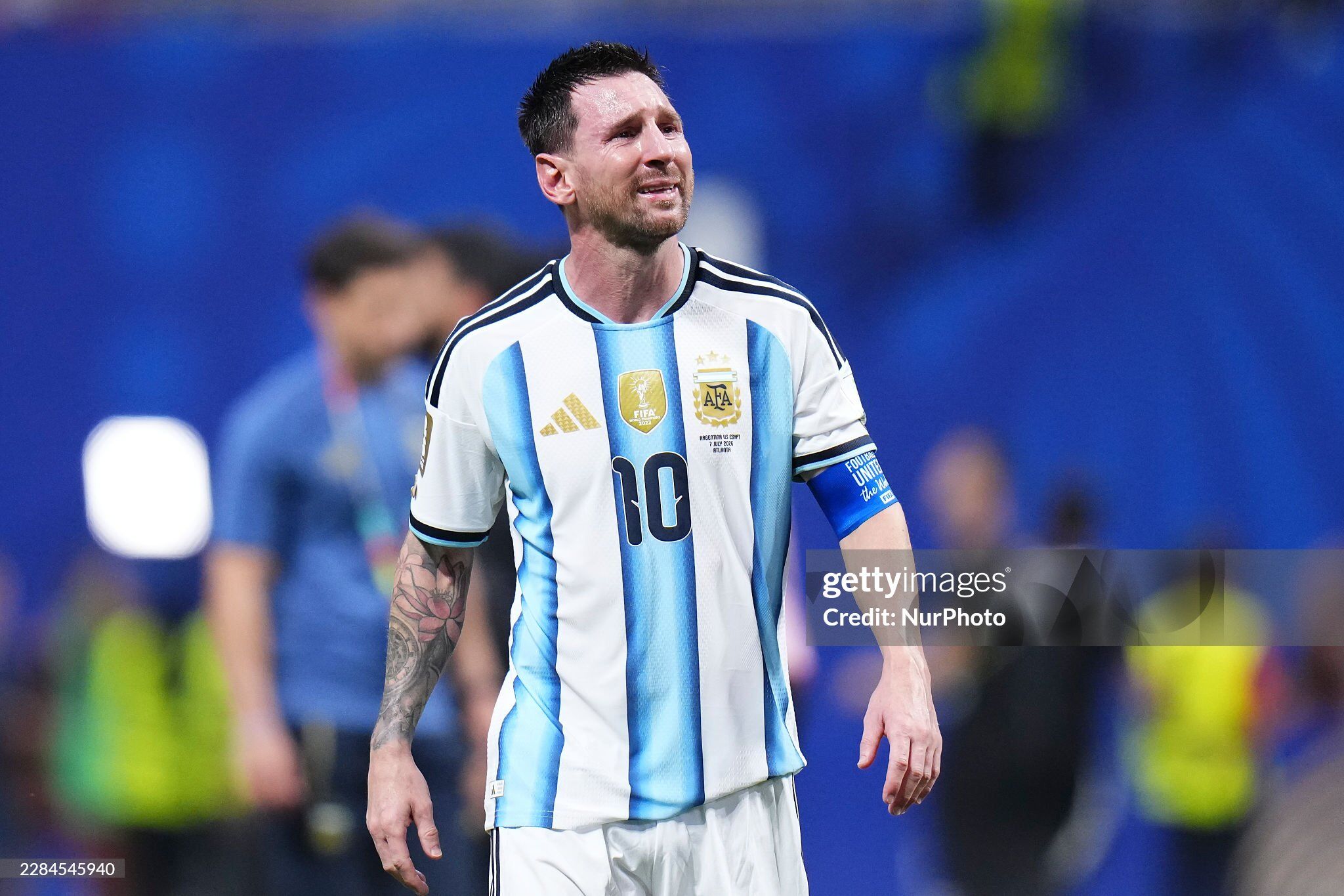 Messi vừa đi vừa khóc sau khi giành chiến thắng trước Ai Cập