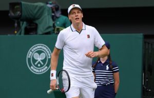 Sinner tiến hóa mạnh mẽ, Djokovic bật chế độ “quái kiệt sinh tồn” ở Wimbledon