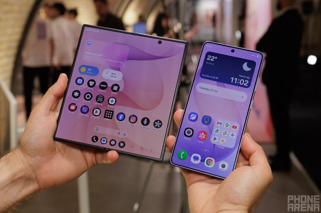 Galaxy Z Fold 8 Ultra có màn hình bên trong siêu lớn.