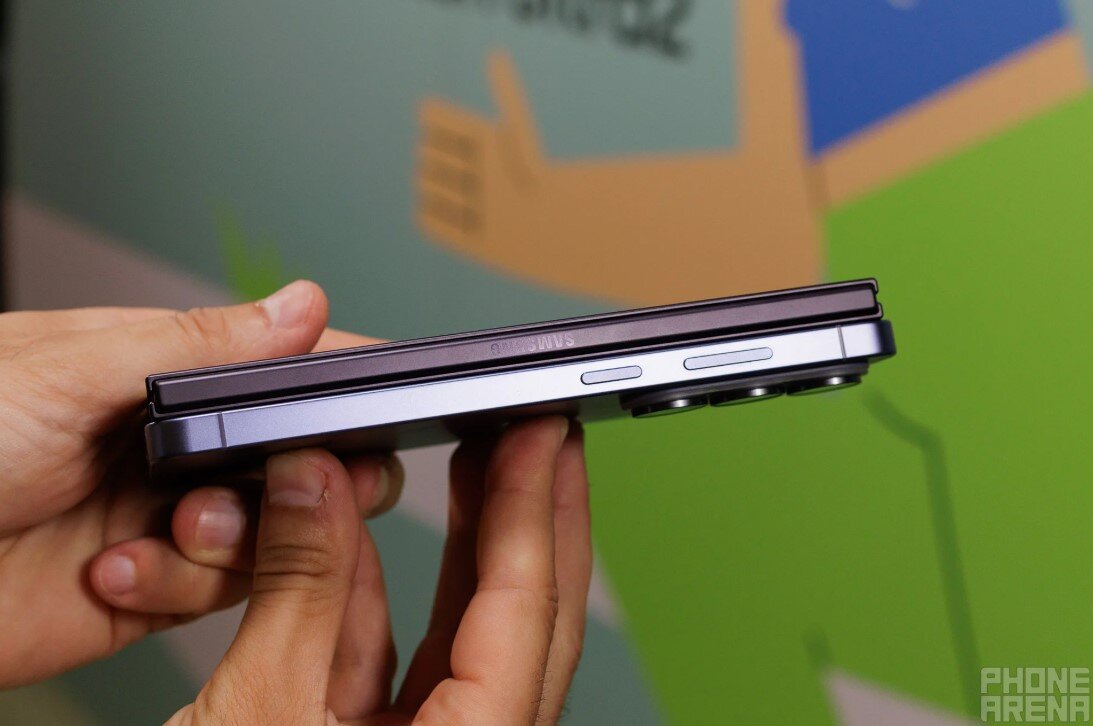 Khi gập&nbsp;Galaxy Z Fold 8 Ultra lại, Galaxy S26 Ultra vẫn dày hơn.