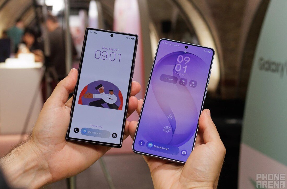 So sánh màn hình ngoài&nbsp;Galaxy Z Fold 8 Ultra và&nbsp;Galaxy S26 Ultra.