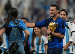 Vợ HLV trưởng Argentina là cựu mỹ nhân bóng chuyền & cảnh trớ trêu ở chung kết World Cup