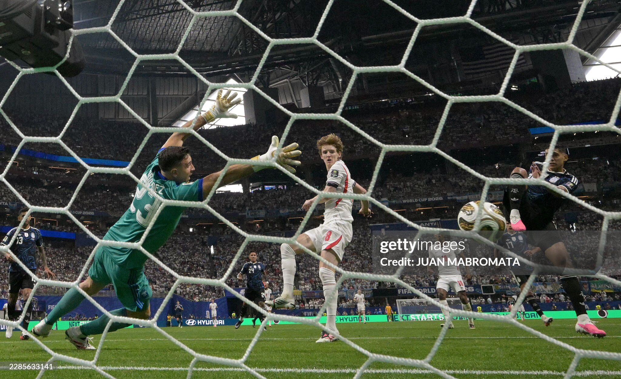 Thư hùng Anh - Argentina: Sao 80 triệu euro của Barca tỏa sáng, Messi cúi đầu bất lực - 8