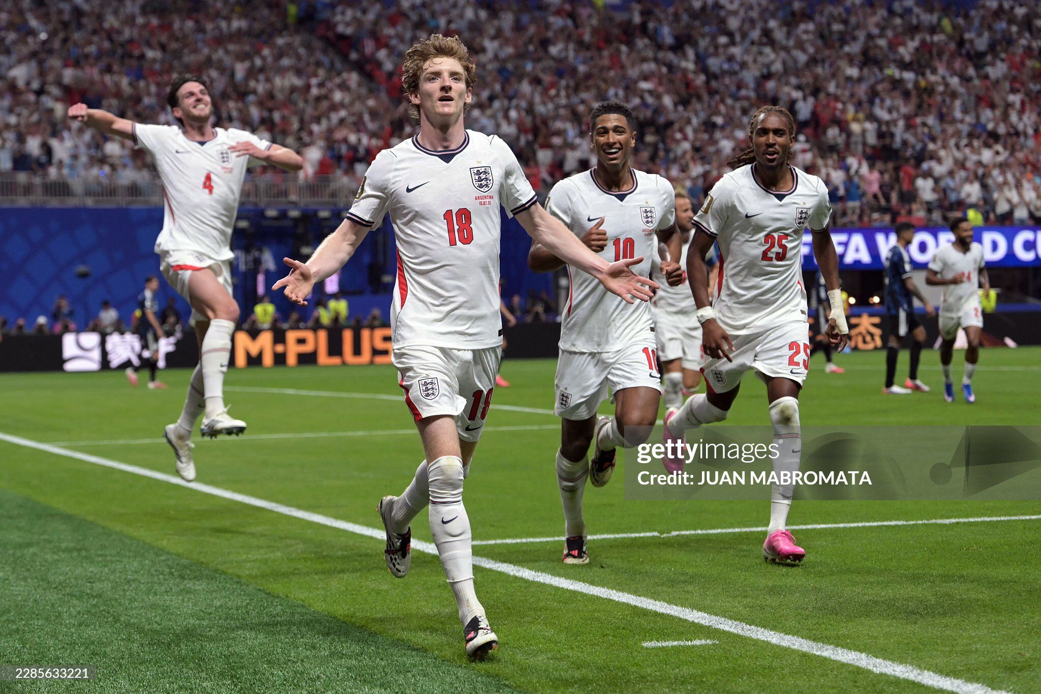 Thư hùng Anh - Argentina: Sao 80 triệu euro của Barca tỏa sáng, Messi cúi đầu bất lực - 10