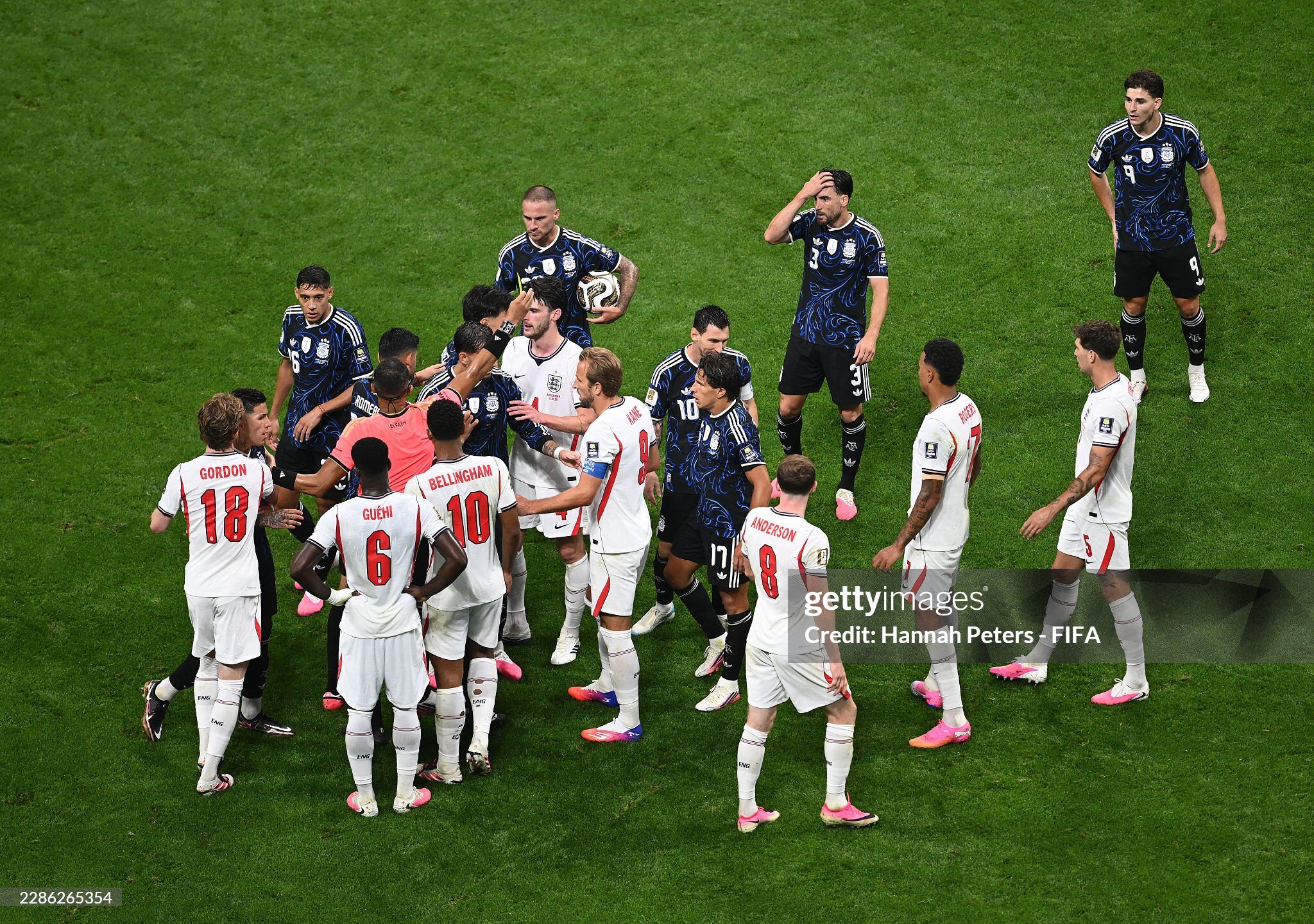 Thư hùng Anh - Argentina biến thành sàn võ, Bellingham - Messi đối đầu nảy lửa - 6