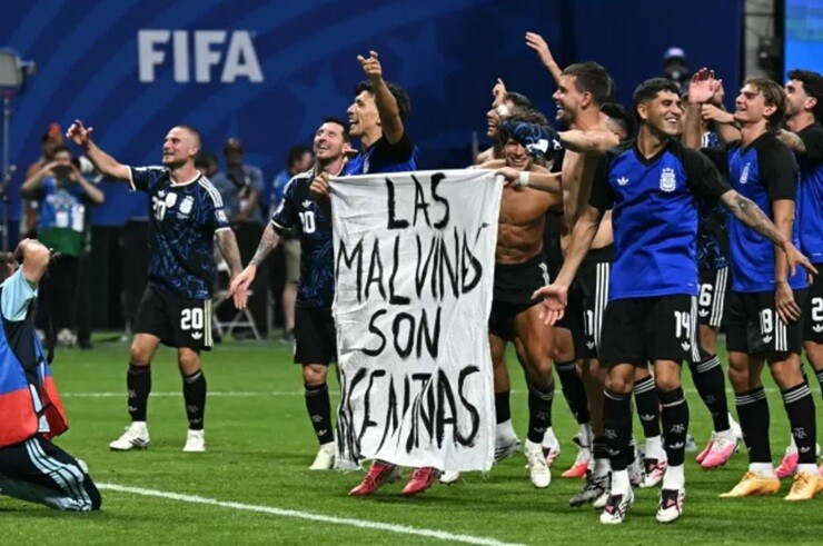 Các cầu thủ Argentina ăn mừng với biểu ngữ gây tranh cãi