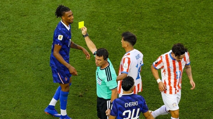 Olise phải nhận thẻ vàng trước Paraguay ở vòng 1/8 World Cup