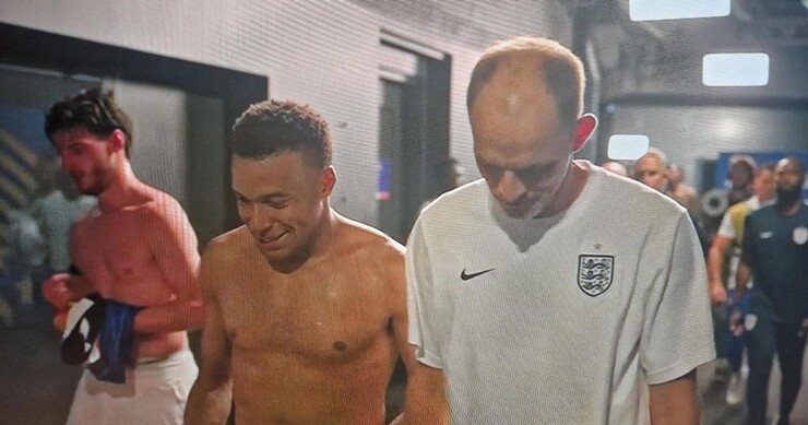 Mbappe gây tranh cãi vì đổi áo ngay giữa trận