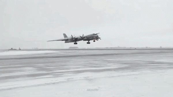 Ukraine tuyên bố phá hủy oanh tạc cơ Tu-95 của Nga - 1