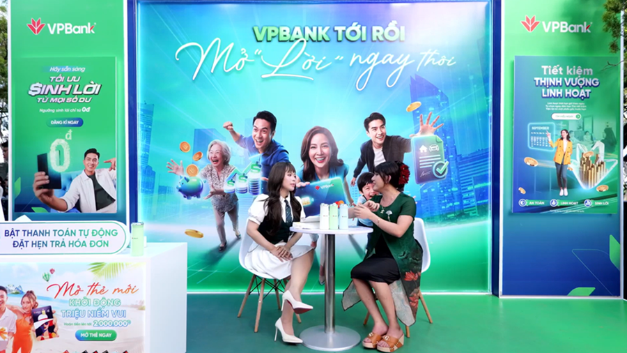 Không gian màu xanh đặc trưng của VPBank nổi bật tại Phố đi bộ Ninh Kiều. Ảnh VPBank.