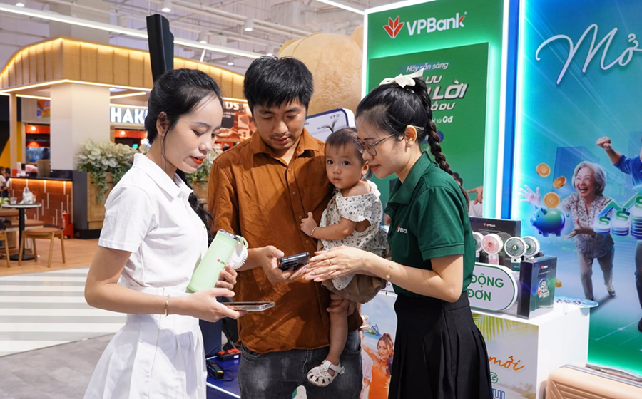 Khách hàng được tư vấn các sản phẩm tài chính phù hợp. Ảnh VPBank.