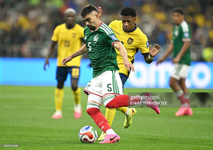 Mexico (áo xanh) chiếm thế chủ động trước Ecuador
