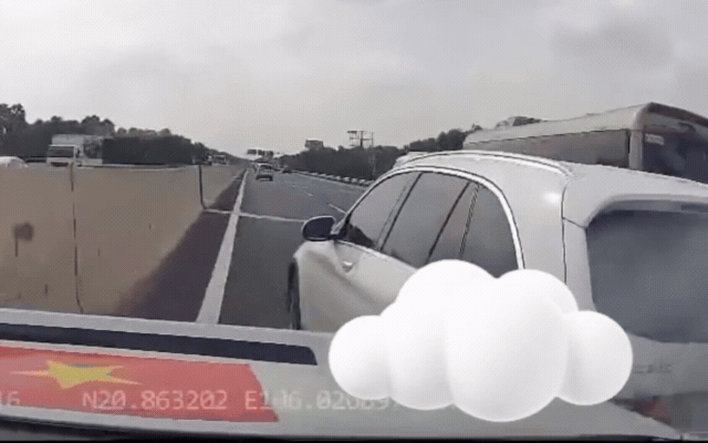 Video ô tô chuyển làn gây tai nạn liên hoàn trên cao tốc Hà Nội - Hải Phòng - 1