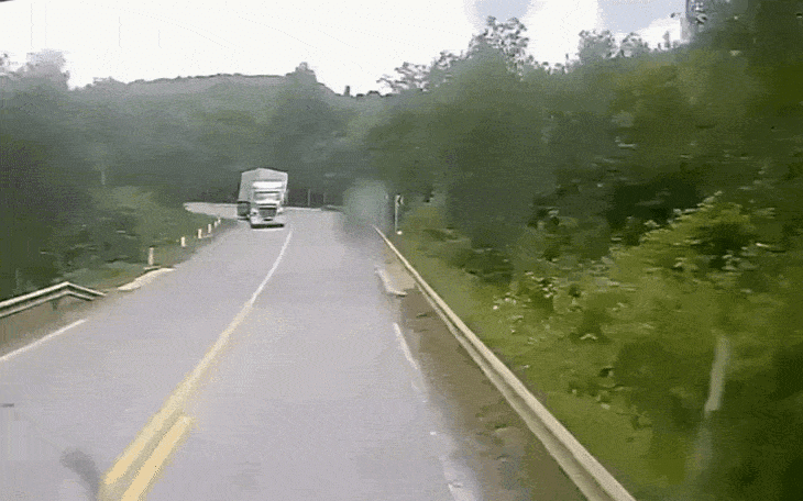 Video xe đầu kéo vào cua tốc độ cao, lật thùng đè ô tô làn ngược chiều - 1