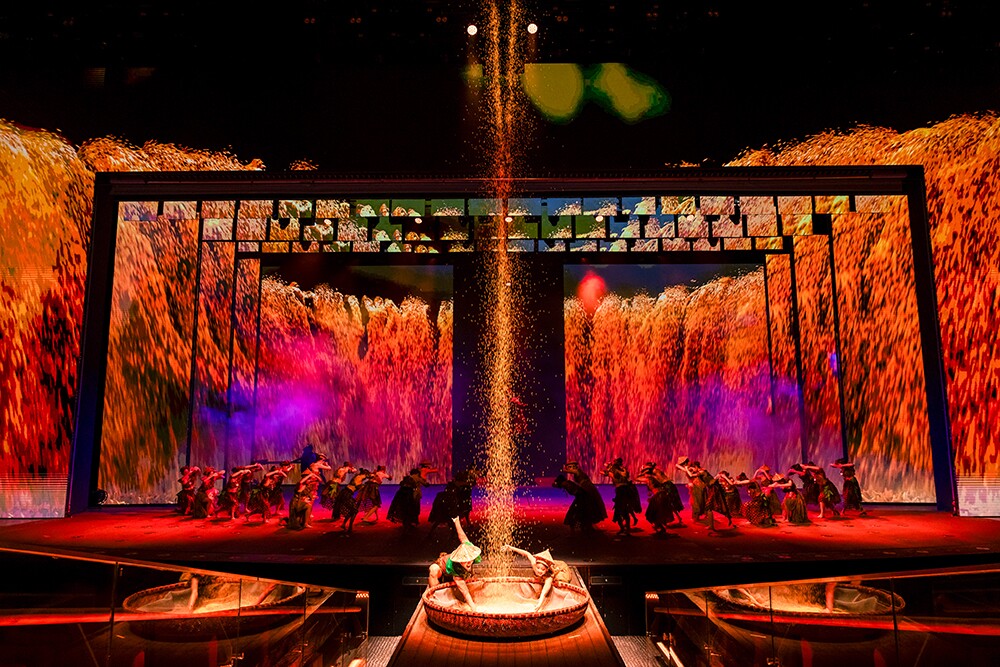 Chương trình được thiết kế theo mô hình Immersive Theatre (sân khấu nhập vai), kết hợp đồng thời 12 công nghệ và hiệu ứng trình diễn