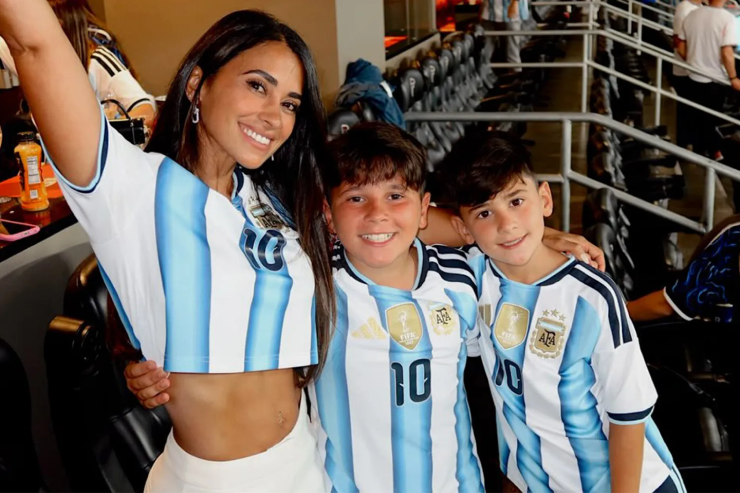Antonela như "lá bù may mắn" của Messi và Argentina