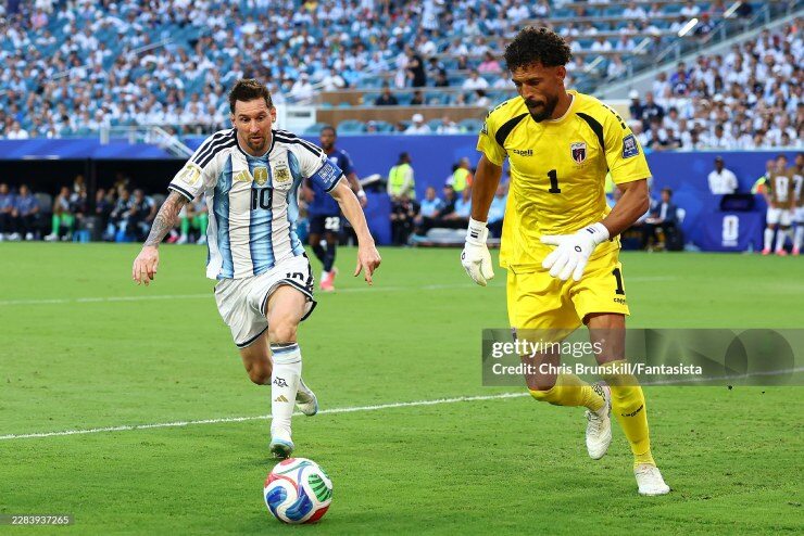 Vozinha có trận đấu để đời trước Messi