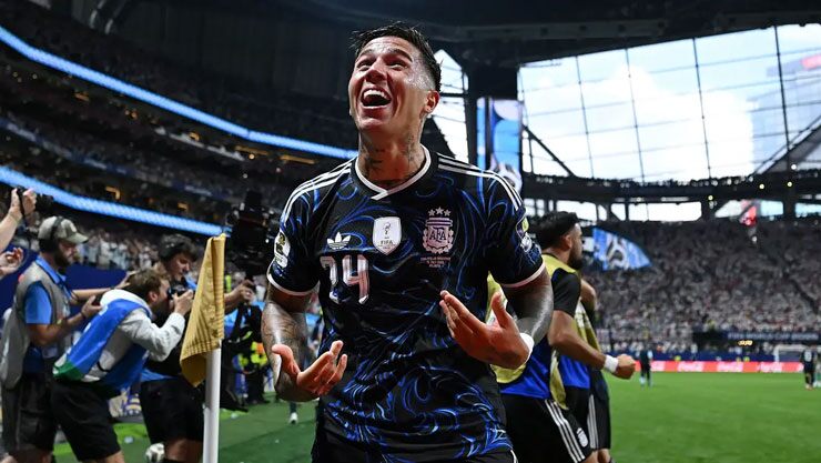 Enzo Fernandez ăn mừng đầy phấn khích sau khi ghi bàn gỡ hòa quyết định cho tuyển Argentina trong trận bán kết World Cup đầy kịch tính với tuyển Anh