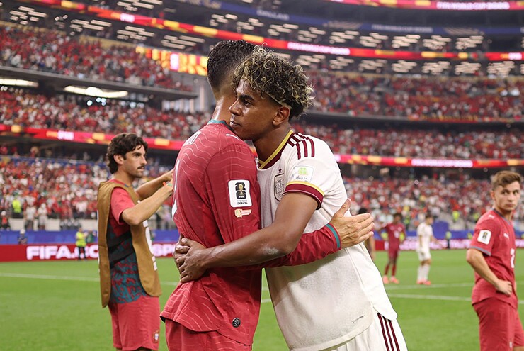 Yamal dành cho&nbsp;Ronaldo&nbsp;cái ôm đầy cảm xúc