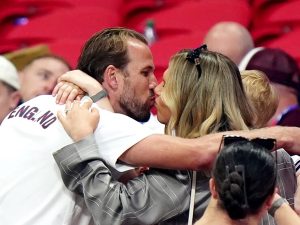Harry Kane hôn vợ đẹp ăn mừng, dàn WAGs tuyển Anh vỡ òa sau màn ngược dòng nghẹt thở