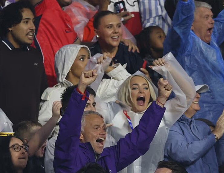 Harry Kane cùng đồng đội thi đấu kiên cường, dàn WAGs mặc áo mưa ăn mừng