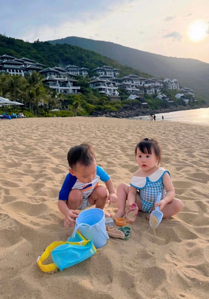 Diễn viên Phương Oanh đưa các con nghỉ dưỡng dịp hè.&nbsp;