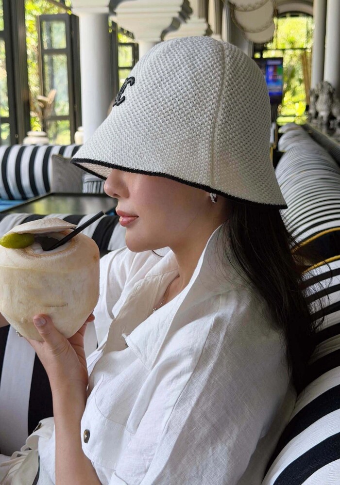 Diễn viên Phương Oanh đưa các con nghỉ dưỡng dịp hè.&nbsp;