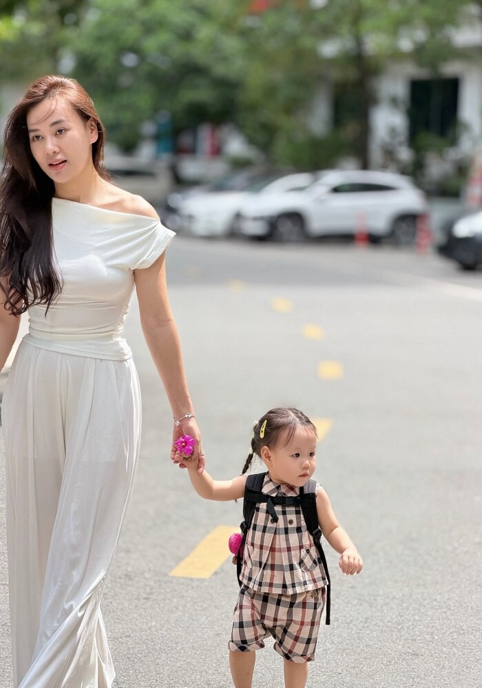 Phương Oanh đưa con đi học, chuẩn bị từng bữa ăn cho các bé.&nbsp;