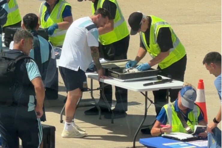 Messi cùng đồng đội bị TSA kiểm tra ngay tại sân bay