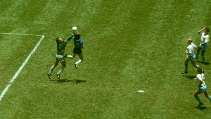 Maradona ghi bàn bằng pha bóng nổi tiếng "Bàn tay của Chúa" vào lưới&nbsp;tuyển Anh tại World Cup 1986